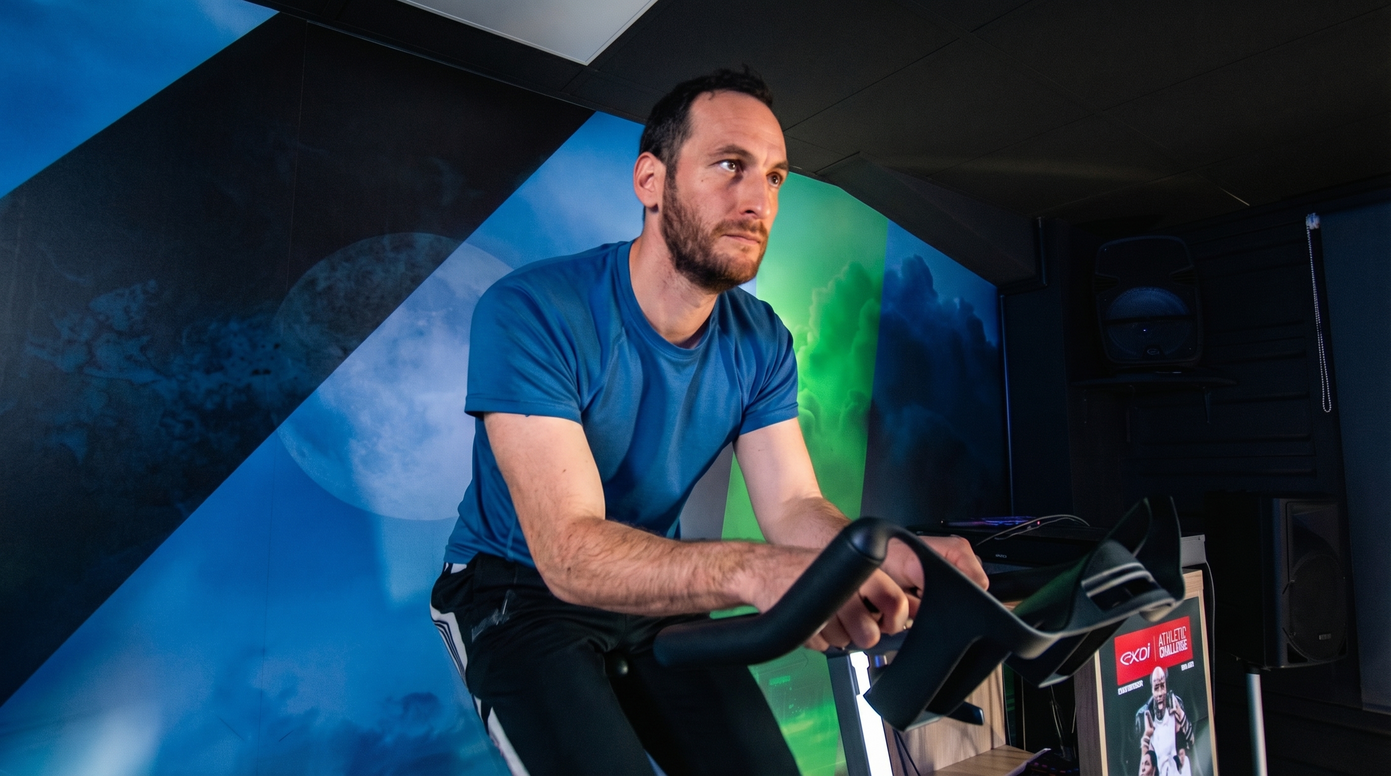 Coach EvolveGym animant un cours Bike à Fréjus