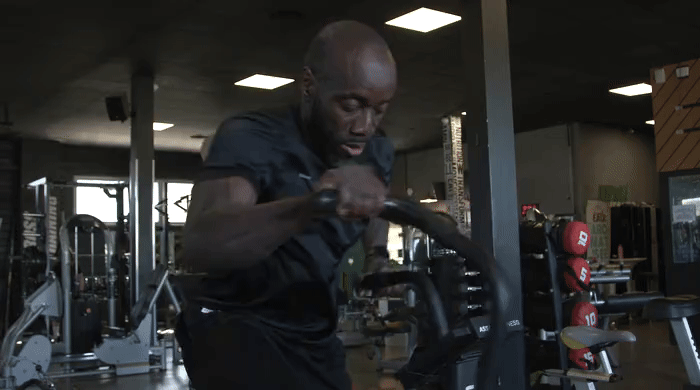 Coach EvolveGym démontrant l'assault bike