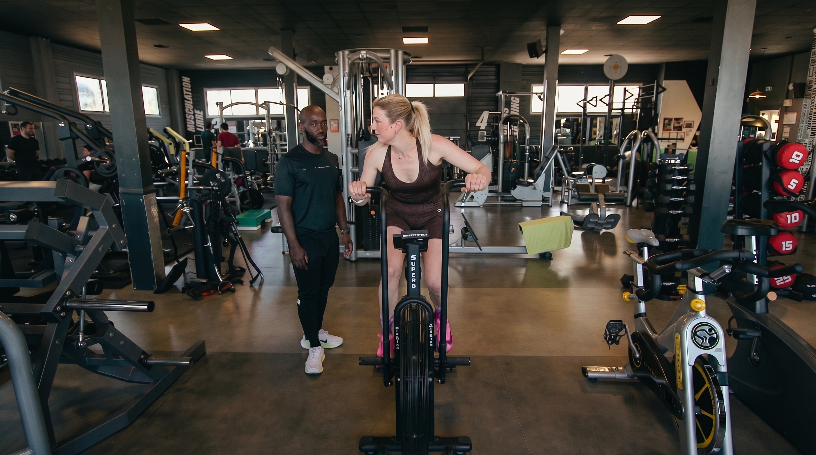 Coach EvolveGym Fight sur l'assault bike à Fréjus