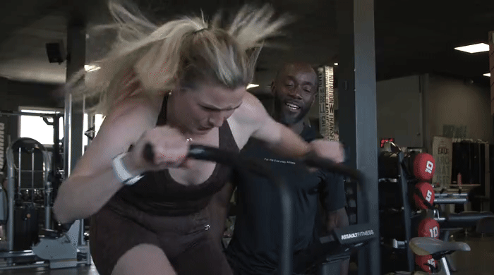 Élève en cours Fight sur l'assault bike à EvolveGym Fréjus