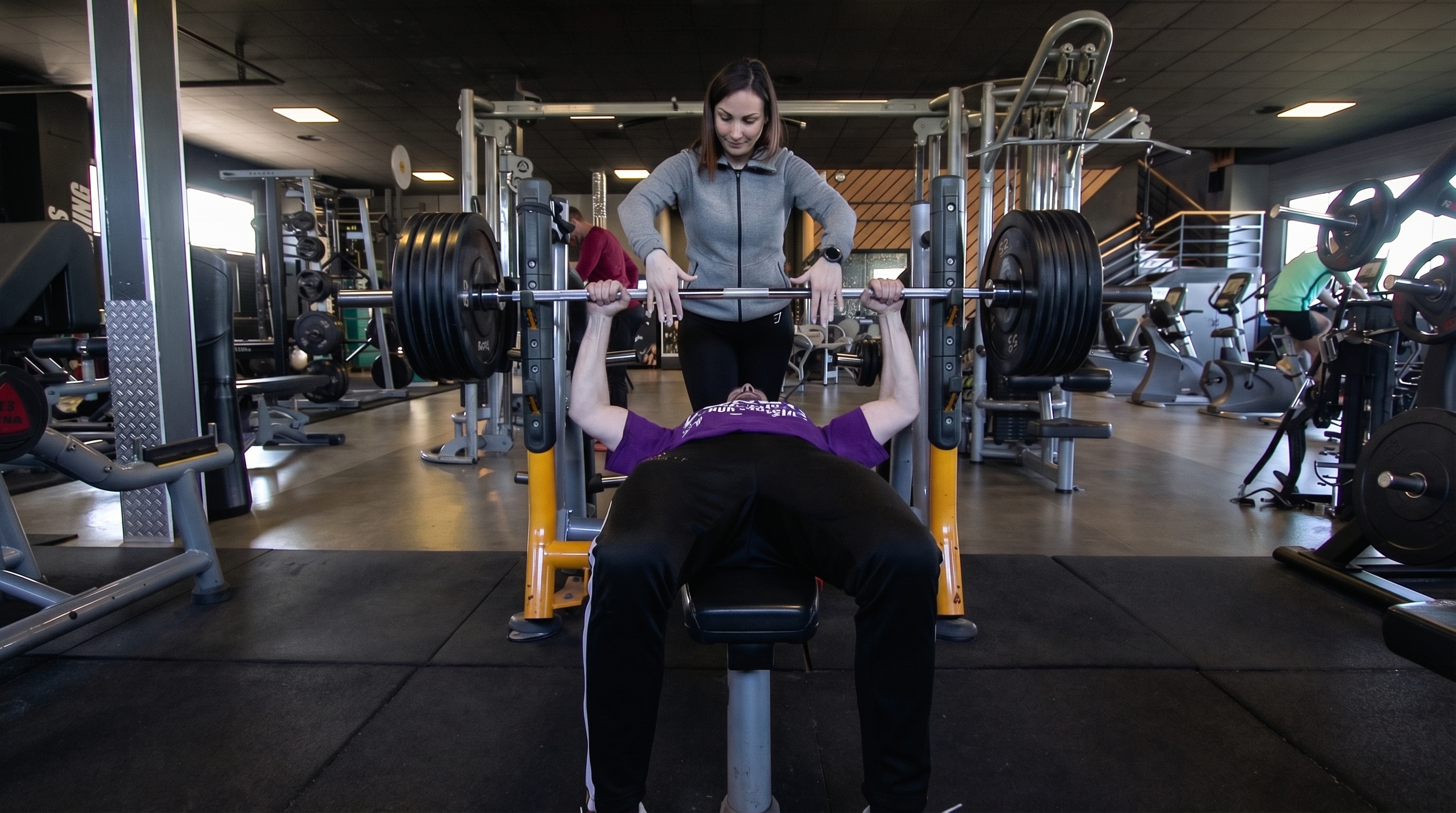 Membre EvolveGym en développé couché à Fréjus